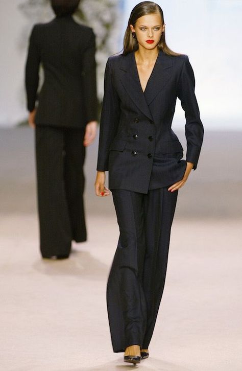 Saint Laurent Outfit, Yves Saint Laurent Couture, Woman In Suit, Women Fashion Edgy, Woman Suit Fashion, Kaia Gerber, Young Fashion, Runway Pictures, Work Outfits Women