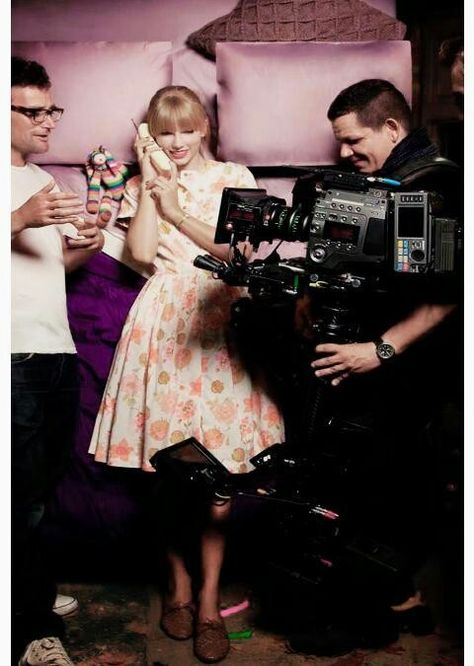 Taylor Swift on set We Are Never Ever Getting Back Together (2012) #taylorswift #wanegbt #behindthescenes #follow We Are Never Ever Getting Back Together Video, Never Ever Getting Back Together, Era Outfits, Taylor Pics, Movie Set, Swift Photo, Taylor Swift Videos, Getting Back Together, Movie Sets