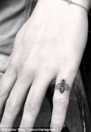 To remember: Game of Thrones star Emilia Clarke had a bumblebee tattooed on her pinky finger to commemorate the times she had filming Me Before You Emilia Clarke Tattoo, Dr Woo Tattoo, Queen Bee Tattoo, Small Bee Tattoo, Bumble Bee Tattoo, Dr Woo, Finger Tattoo For Women, Pinky Finger, Kelly Osbourne