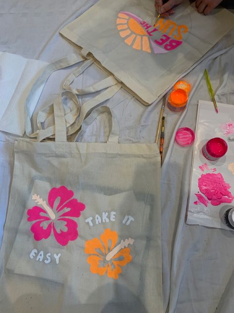 Hand Painted Beach Bags, Beach Bags Totes Diy, Painted Tote Bags Summer, Things To Paint On Tote Bags, Tote Bag Summer Design, Tote Bag Painting Ideas Beach, Summer Tote Bag Painting, Tote Bag Painting Ideas Summer, Paint Tote Bag Ideas Easy