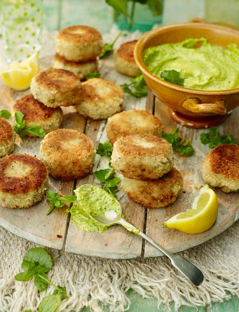 Mini prawn cakes with watercress mayonnaise - A speedy starter sure to please the whole crowd. Dinner Party Starters Recipes, Starter Recipes Dinner Party, Dinner Party Fish Recipes, Fish Starters, Xmas Starters, Wedding Canapés, Prawn Cakes, Bistro Recipes, Salad Starter