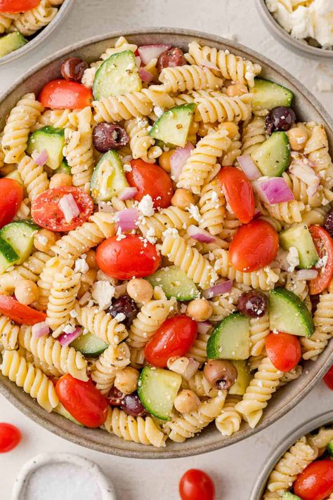 This Greek pasta salad with feta is a perfect side dish for picnics and barbecues, and it makes a great tasting lunch, too! It’s easy to make and so delicious. Salad Garbanzo Beans, Greek Pasta Salad With Feta, Mediterranean Vegetarian Recipes, Pasta Salad With Feta, Mediterranean Vegetarian, Hearty Salad Recipes, Arugula Pasta, Greek Pasta Salad Recipe, Picnic Side Dishes