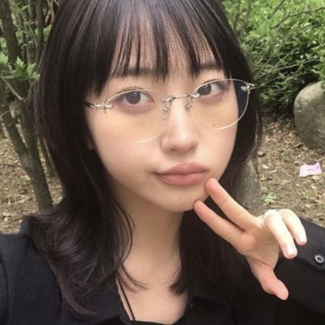 People With Glasses, Glasses Inspiration, Asian Short Hair, Aesthetic Grunge Outfit, Cool Glasses, Fashion Eye Glasses, New Glasses, Gold Hair, Womens Glasses