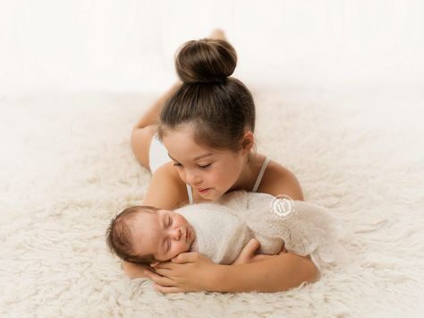 Newborn Photography Big Sister, Sibling Shots With Newborn, Newborn Sibling Poses, Newborn And Sister Pictures, Newborn Older Sibling Pictures, Newborn With Older Siblings Photography, Newborn Photos With Older Sister, 4 Week Old Photoshoot, Newborn Siblings Photoshoot