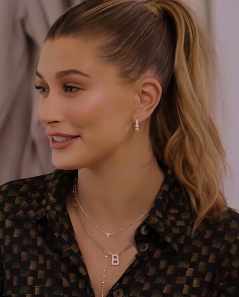 Hayley Bieber Jewelry, Hailey Bieber Ponytail, Curly Ponytail Wedding, Hailey Skin, Hailey Bieber Hairstyles, Hailey Bieber Short Hair, Hailey Bieber Jewelry, Ponytail Wedding Hair, Ponytail Wedding