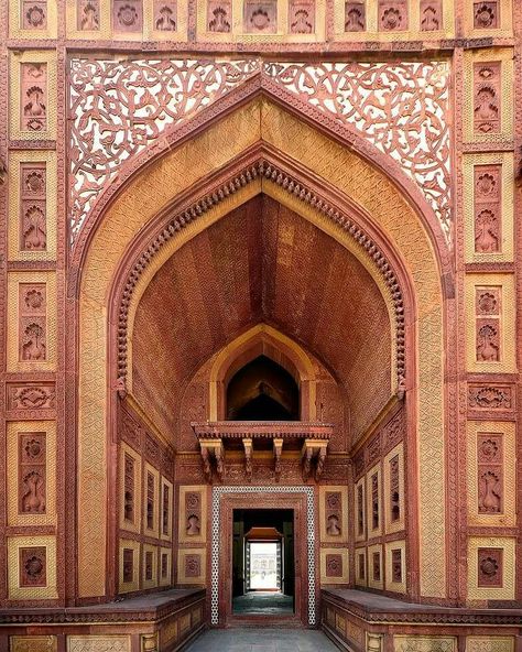 Sikandra Agra, Eastern Architecture, Perspective Photos, Humayun's Tomb, India Architecture, Persian Architecture, Ancient Indian Architecture, Agra Fort, Taj Mahal India