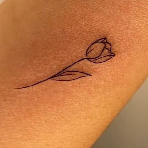 Small Tulip Bouquet Tattoo, Small Fine Line Tulip Tattoo, Tulip Tattoo Aesthetic, Tulip Small Tattoo, Tulip Hip Tattoo, Tulip Tatoos Ideas, Tattoo Ideas Tulip, Dainty Tulip Tattoo, Tulips Tattoo Small