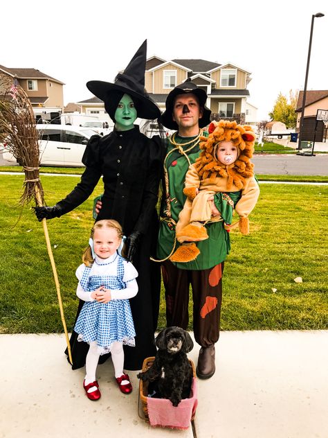 Family Costumes For 4, Halloween Costumes For Families, Diy Family Halloween Costumes, Wizard Of Oz Costumes, Matching Family Halloween Costumes, Family Themed Halloween Costumes, Themed Halloween Costumes, Halloween Costumes For 3, Cute Couple Halloween Costumes