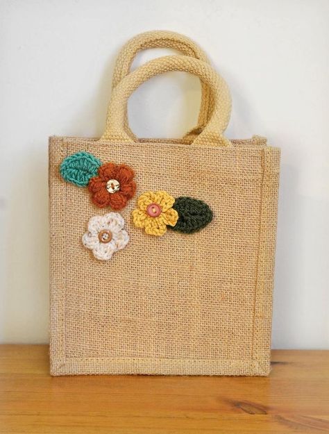 Small Jute Bags, Jute Bags Design, Jute Tote Bags, Jute Totes, Jute Bag, Knitted Flowers, Fancy Bags, Jute Bags, Flowers Leaves