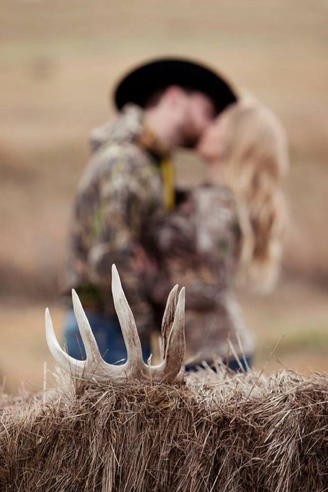 Engagement hunting photo - really cool Hunting Engagement Photos, Engagement Announcement Ideas, Hunting Couple, Hunting Wedding, Country Couple, Couple Engagement Pictures, Engagement Photos Country, Wedding Engagement Pictures, Camo Wedding