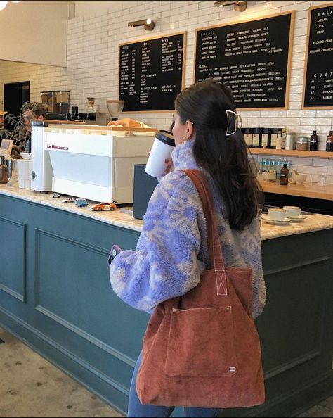 Claw Clip Outfit, Coffee Shop Outfit, Viviane Audi, Fleece Jacket Outfit, Fleece Outfit, Coffee Outfit, Outfit Denim, Coffee Shop Aesthetic, Jacket Outfit