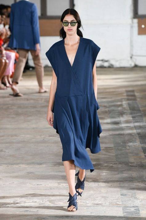 Tibi Spring 2019 Ready-to-Wear Collection | Vogue Spring Women Outfits, Linen Maxi Dress, Long Summer Dresses, Fashion Show Collection, Fashion Mode, Stylish Fashion, Summer 2019, Primavera Estate, Runway Fashion