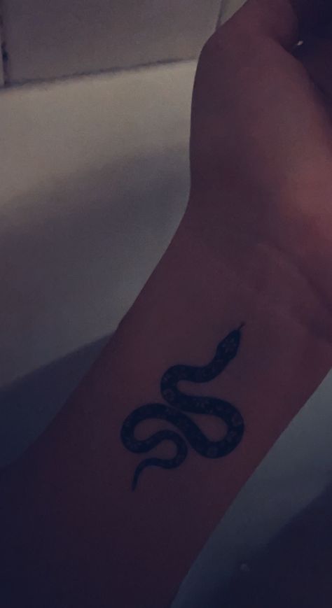 #tattoo #snaketattoo #snake Small Snake Wrist Tattoo, Snake Wrist Tattoo, Slytherin Tattoo, Small Snake Tattoo, Waist Tattoos, Cute Thigh Tattoos, Small Snakes, Temp Tattoo, Detailed Tattoo