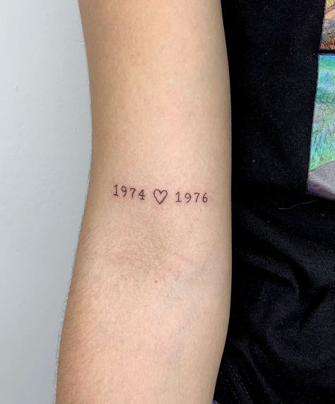 Small Frases Tattoo, Sons Birthday Tattoo Ideas, Parents Years Tattoo, Tattoo Ideas Dedicated To Parents, Parents Birth Years Tattoo, 3 Dates Tattoo, Parents Bday Tattoo, Tattoo For Your Parents, Parent Birthday Tattoos