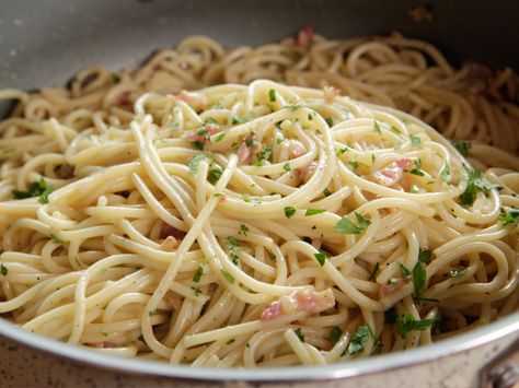 Spaghetti Carbonara recipe from Ree Drummond via Food Network Zucchini Carbonara, Spaghetti Carbonara Recipe, Lemon Spaghetti, Resep Pasta, Bawang Bombay, Carbonara Recipe, Pasta Carbonara, Carbonara Pasta, Pioneer Woman Recipes