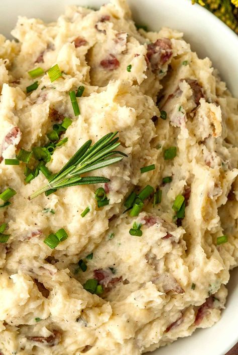 These easy, creamy rosemary and chive mashed potatoes also include roasted garlic, parmesan and plenty of butter! With only 7 main ingredients, your guests will be delighted with its rustic texture, heavenly aroma and creamy, herbal flavor. Rosemary Mashed Potatoes, Roasted Rainbow Carrots, Easy Christmas Dinner, Mash Potatoes, Easter Side Dishes, Garlic Chives, Garlic Mashed Potatoes, Mashed Potato Recipes, Rustic Texture