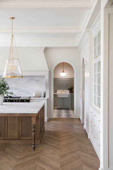 French Country Cottage Interior Design, Transitional Kitchen Inspiration, Sivan Ayla Kitchen, Kitchen With 12 Foot Ceilings, Transitional Interior Design Kitchen, Parisian Chic Kitchen, Nantucket Kitchen Design, Modern French Kitchen Design, Modern Timeless Kitchen