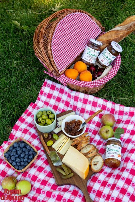 Get outdoors and enjoy a picnic using your favorite Rigoni di Asiago Fiordifrutta fruit spreads. Add Fig or Seville Orange to your cheeseboard for an intense and delicious flavor. It’s healthy, quick and easy – what’s not to love? Picnic Set Up, Italian Dinner Party Decorations, Fruit Picnic, Breakfast Picnic, Picnic Date Food, Breakfast Basket, Picnic Planning, Seville Orange, Picnic Spread