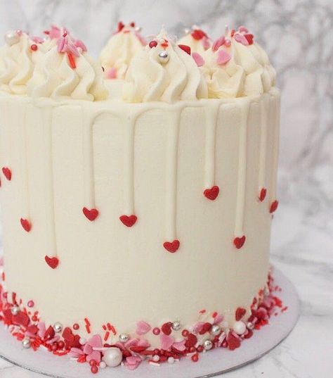 Valentines Birthday Cake Ideas, Heart Themed Cake, Valentines Cake Ideas Easy, Valentines Baby Shower Cake, Valentine's Day Cake Ideas, Small Valentines Cake, Valentines Day Cakes Ideas, Cake Love Valentine's Day, Valentine Cake Designs Simple