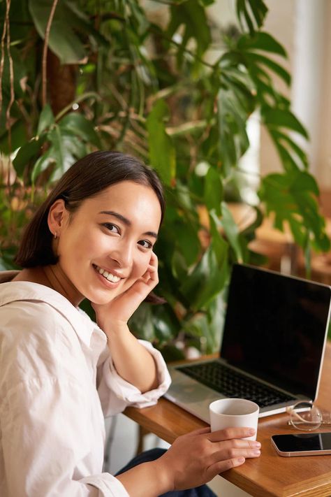 Woman Working On Laptop, Laptop Photography, People Drinking Coffee, Business Portraits Woman, Entrepreneur Girl, Restaurant Drinks, Green Cafe, Microsoft Azure, Coffee Store