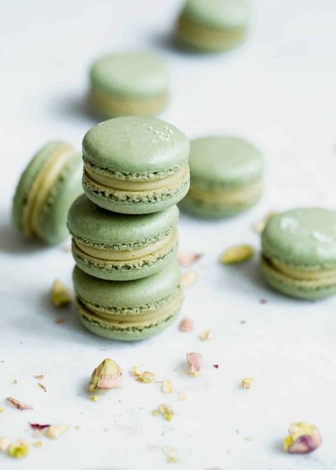 Pistachio macarons with a white chocolate pistachio ganache. Zomg. Pistachio Ganache, Cake Matcha, Matcha Desserts, Raspberry Macaroons, Kue Macaroon, Chocolate Pistachio, Broma Bakery, Desserts Ideas, Ganache Recipe