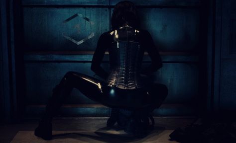 Selene planting explosives. Back view. HOT! Picture from Underworld Awakening Selene Aesthetic, Underworld Aesthetic, Underworld Kate, Kate Bekinsale, Aranea Highwind, Underworld Vampire, Underworld Awakening, Underworld Selene, Underworld Movies