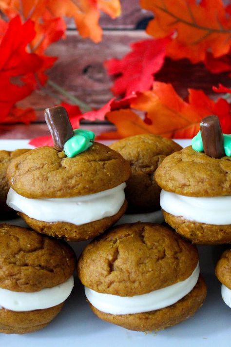 Pumpkin Whoopie Pies Moist Spice Cake, Baking Contest, Pumpkin Whoopie Pies, Thanksgiving Dinner Recipes, Spice Cake Mix, Homemade Fudge, Fall Recipe, Pumpkin Butter, Whoopie Pies