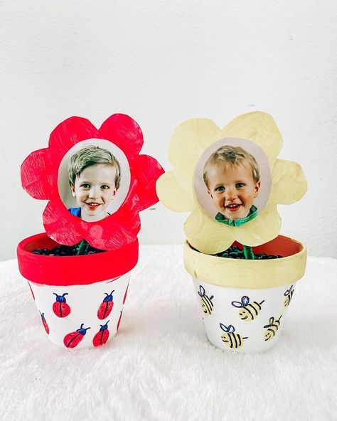 Jaimie | Mom Life on Instagram: “We made these adorable DIY flower pots last year for Mother’s Day! The ladybugs and bumblebees are made using the boys fingerprints 😍. The…” Young Toddler Activities, Mothers Day Flower Pot, Mothers Day Crafts Preschool, Mothers Day Cards Craft, Diy Mother's Day Crafts, Mother's Day Projects, Flower Pot Crafts, Diy Flower Pots, Diy Toddler