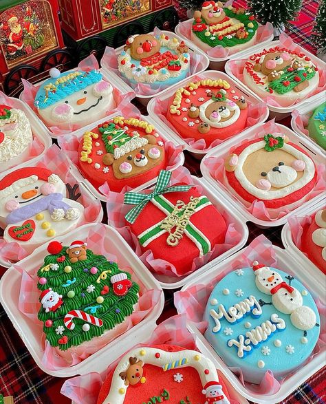 Christmas Cake Stall Ideas, Christmas Mini Cakes Decorating, Lunchbox Cake Christmas, Christmas Bento Cake Ideas, Christmas Bakery Menu Ideas, Present Cake Ideas, Christmas Baking Ideas Cake, Christmas Lunch Box Cake, Thanksgiving Bento Cake