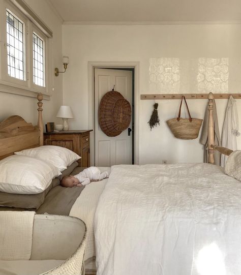 Old Country Farmhouse Decor, Simple Cottage Bedroom, Vintage Master Bed, Master Bedrooms Decor Simple, Cottage Core Master Room, Farm Style Bedroom, Bedroom Ideas Farmhouse Style, Old Farmhouse Bedroom, Country Farmhouse Decor Bedroom