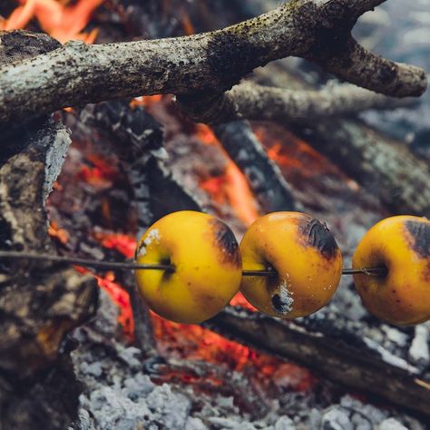 This campfire apple pie doesn't have a crust, but it still delivers on warm, cinnamon-dusted baked apple. Give it a try on your next campout. Fire Roasted Apples, Campfire Apple Recipes, Campfire Apples, Camping Baked Apples, Campfire Apple Pie, Campfire Apple Crisp In Foil Pan, Dutch Oven Apple Crisp Camping, Dutch Oven Apple Pie Camping, Pie On A Stick