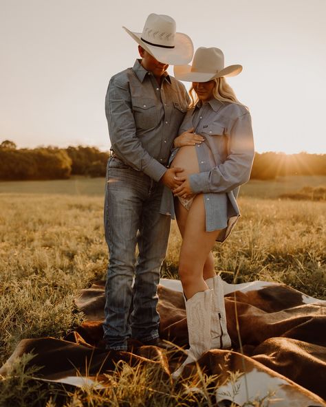 Part of the dreamiest maternity session 🤩✨ Western Maternity Pictures, Country Maternity Photos, Country Maternity, Maternity Photography Poses Pregnancy Pics, Maternity Photography Poses, Western Wedding, Pregnancy Shoot, Maternity Session, Maternity Pictures