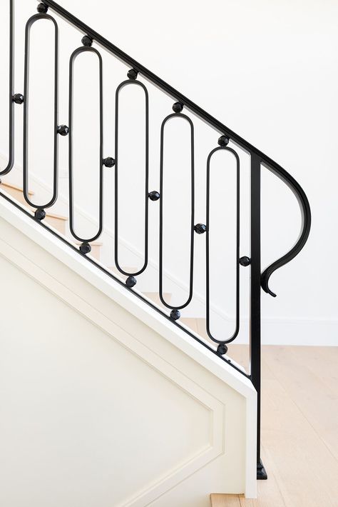 سلالم حلزونية, درابزين السلم, Metal Stair Railing, Staircase Design Modern, Staircase Railing Design, Handrail Design, Staircase Handrail, Stair Rail, Modern Lake House