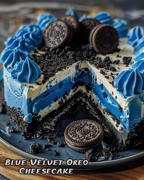 Blue Velvet Oreo Cheesecake, Blue Velvet Cheesecake, Fancy Cheesecake, Fun Cheesecake Recipes, Blue Cheesecake, Blue Velvet Cake, Stylish Living Room Ideas, Baking Cakes Ideas, Birthday Cake Decorating Ideas