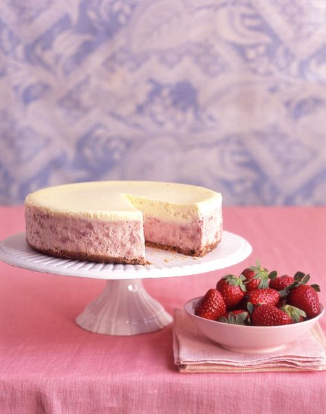 Strawberries-and-Cream Cheesecake Strawberry Things, Strawberry Cheesecake Recipe, Cream Cheesecake, Roasted Strawberries, Strawberry Cream Cheese, Strawberry Milk, Cheesecake Recipe, Strawberry Cheesecake, Yummy Yummy