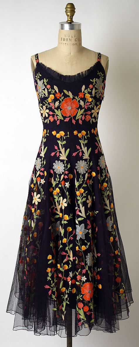 I love florals on a black or dark background. I think this would be pretty with a pink cardigan to match some of the flower motifs! Hattie Carnegie, Mode Tips, 1940s Dresses, 1940s Fashion, Mode Vintage, Mode Inspiration, Fashion History, Metropolitan Museum, A Dress