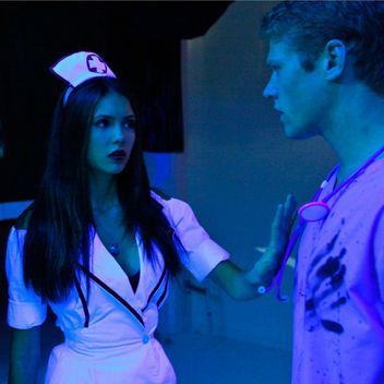 Tvd Halloween, The Vampire Diaries Photos, Vampire Diaries Photos, Zach Roerig, Elena Gilbert Style, Nurse Halloween Costume, Gilbert Aesthetic, Halloween Date, Halloween Episodes