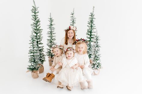 Modern Christmas Photos, Simple Christmas Studio Setup, Minimal Christmas Photoshoot, White Christmas Photo Shoot, Christmas Studio Photography Setup, Boho Christmas Photoshoot, Simple Christmas Photoshoot, Christmas Studio Photoshoot, Natal Baby