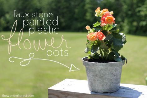 Faux Stone Painted Plastic Flower Pot Tutorial // Recycle Your Flower Pots! - Wonder Forest Recycling Diy, Paint Plastic, Porch Makeover, Flower Baskets, Plastic Flower Pots, Flower Pots Outdoor, Labels Diy, Painted Flower Pots, Plastic Planters