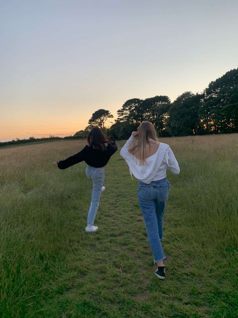 Walks Aesthetic Friends, Aesthetic Park Pictures With Friends, Walk With Friends Aesthetic, Summer Walks Aesthetic, Friends Walking Aesthetic, Nature Walk Aesthetic, Sunset Pictures With Friends, Walks With Friends, Sunset With Friends