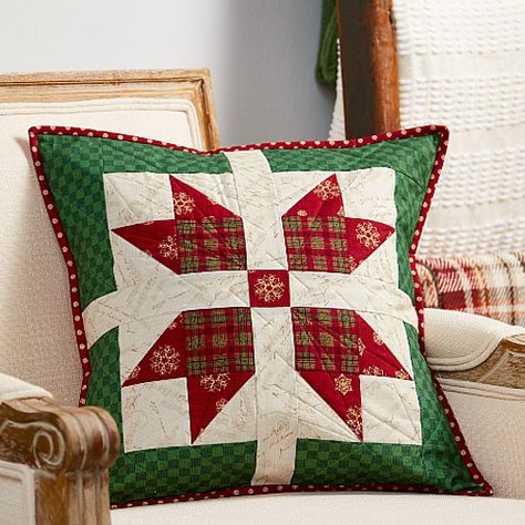 Wrapped Star Pillow Christmas Pillows Diy, Christmas Quilt Blocks, Star Pillow, Quilted Pillow Covers, Pillow Covers Pattern, Winter Pillows, Holiday Sewing, Bantal Sofa, Holiday Quilts