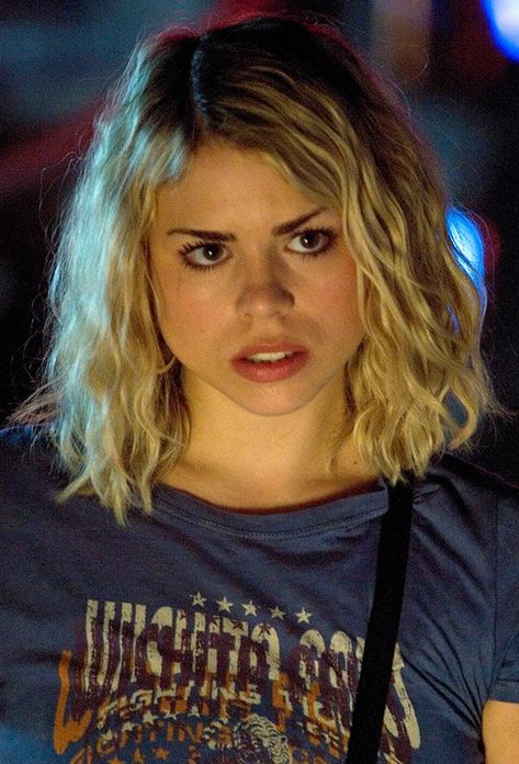 Doctor Who References, Rose Tyler Drawing, Billie Piper Doctor Who, Doctor Who Rose And Ten, Rose Tyler Icon, Doctor Who Icons, Rose Doctor Who, Rose Tyler Outfit, Dr Who Rose