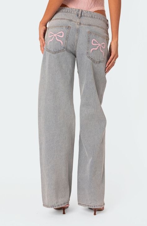 Embroidered pink bows decorate the back pockets of these low-rise wide-leg jeans crafted from nonstretch denim in a faded light wash. Zip fly with button closure Five-pocket style 100% cotton Machine wash, dry flat Imported Trending Clothes 2024, Edikted Outfit Aesthetic, Edikted Jeans, Random Clothing, Bow Jeans, Alledaagse Outfit, Adrette Outfits, Smart Tiles, Look Jean