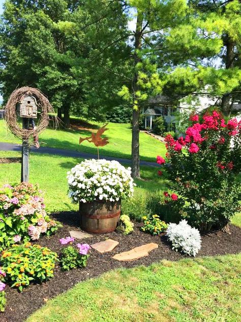 Country Garden Welcome Dream Garden Backyards, Front Lawn Landscaping, River Rock Garden, Tattoo Plant, Farmhouse Landscaping, Garden Vegetables, Fall Garden Vegetables, Recycled Garden, Farmhouse Garden