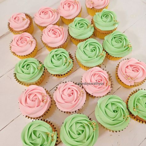 Pink And Green Cupcakes, Cupcakes Rosas, Baby Party Themes, Green Cupcakes, Cap Cake, White Cupcakes, Green Baby Shower, Butterfly Baby Shower, Cupcake Designs