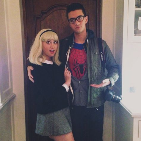 Gwen Stacy and Peter Parker costume Peter Parker Costume, Gwen Stacy Costume, Spiderman Halloween Costume, Marvel Halloween Costumes, Cute Couples Costumes, Hallowen Ideas, Easy Diy Costumes, Spiderman Costume, Pretty Halloween Costumes