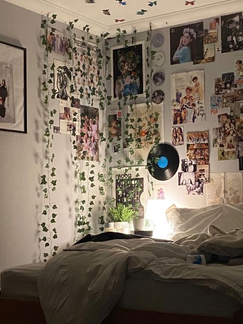 Seventeen Bedroom Ideas, Twice Room Ideas, Bedroom Kpop Aesthetic, Twice Room Decor Kpop, Kpop Aesthetic Room Ideas Skz, Album Wall Collage, Seventeen Room Decor, K Pop Room Ideas Aesthetic, Nct Room Decor