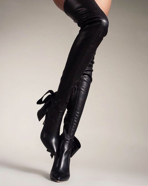 21fe5b8ba755eeaece7a450849876228desc43799141ri Leather High Boots, Black Thigh High Boots, Mode Editorials, Leather Thigh High Boots, Leather Bow, How To Stretch Boots, Knee High Leather Boots, Leather Bows, Fashion High Heels