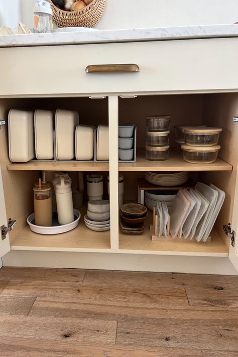 House Organisation, Kitchen Organisation, Apartment Organization, Furniture Office, Home Organisation, Apartment Decor Inspiration, Home Organization Hacks, Storage Hacks, Cabinet Organization