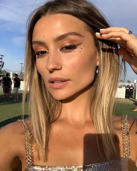 make up coachella Concert Make Up Glitter, Coachella Looks Makeup, Concert Face Jewels, Country Music Concert Makeup, Stagecoach Makeup Ideas, Make Up Coachella, Lollapalooza Makeup, Face Glitter Ideas Festival, Festival Looks Makeup